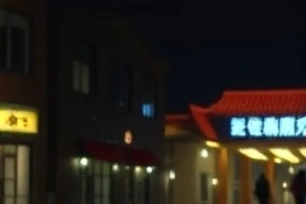 退潮之前 退潮后裸露的滩涂与两双脚印