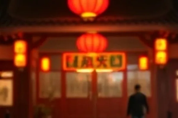 樱桃色的雨 便利店门口递伞的手部特写